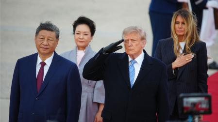 El presidente chino Xi Jinping (izq.), la primera dama china Peng Liyuan (segunda por la izq.), el presidente estadounidense Donald Trump (segundo por la der.) y la primera dama estadounidense Melania Trump (der.), durante el recibimiento a su llegada a EE UU