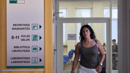Una alumna, en UNED Pamplona, el miércoles por la tarde.