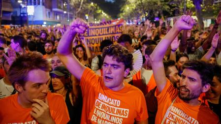 Varios miles de personas se concentraron frente al polémico ático comprado por la Comunidad de Madrid en el barrio de Chamberí para reclamar el "ático de Ayuso para Maricarmen", la anciana de 87 años que ha sido desahuciada de su vivienda
