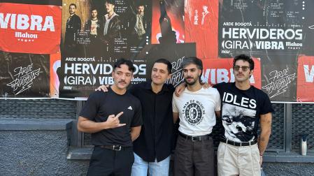 Los componentes de Arde Bogotá posan en la Sala La Riviera donde este miércoles salieron a la venta exclusivamente de manera física, las entradas de su nueva gira, 'Hervideros Vibra Mahou’