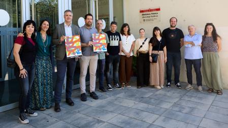 El director general de Cultura, Ignacio Apezteguía, junto al alcalde de VIllava, Mikel Oteiza, la artista Maite Iriarte y otras personas que han participado en la presentación del ciclo 'Girando por Navarra'