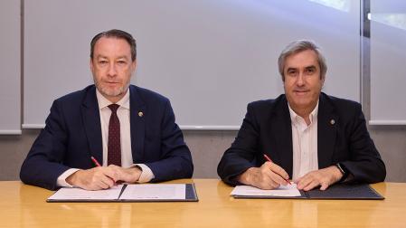 De izda. a dcha., el rector de la UPNA, Ramón Gonzalo; y el decano del Colegio Oficial de Ingenieros Industriales de Navarra, Miguel lriberri Vega