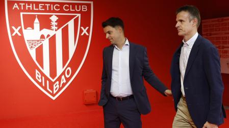 l presidente del Athletic de Bilbao, Jon Uriarte (d), y el director general de Fútbol de la entidad, Mikel González (i), durante la rueda de prensa que ambos han ofrecido este jueves en el Estadio de San Mamés para analizar el inicio de la temporada