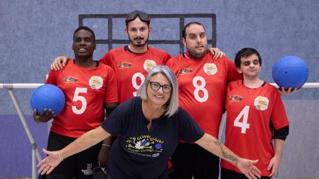 La entrenadora Martina Goñi junto a Dimitri Djampa, Aritz Huarte, Jon Morán e Ibai López, antes de un entrenamiento.