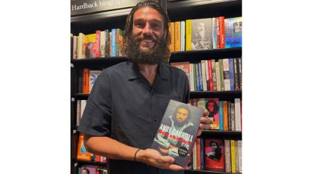 Andy Caroll sostiene su biografía