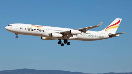 Un avión de Plus Ultra con el tren de aterrizaje desplegado