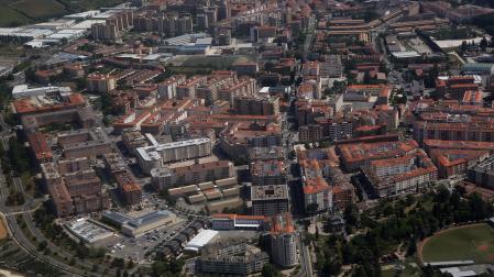 *A: JOSE CARLOS CORDOVILLA *F: 10-06-2015 *P: *L: PAMPLONA *T: FOTO AEREA BURLADA SECTOR E, PARQUE URANGA Y PISCINAS / Vista aérea del casco urbano de Burlada con, abajo de la imagen, el acceso a la localidad por la rotonda de Beloso.
