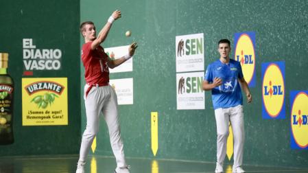 Jon Mariezkurrena le suelta a la pelota en presencia de Iztueta en el Adarraga.