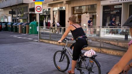 La regulación se implantará en calles donde la velocidad sea 30 kilómetros por hora (o menos) y siempre de único sentido