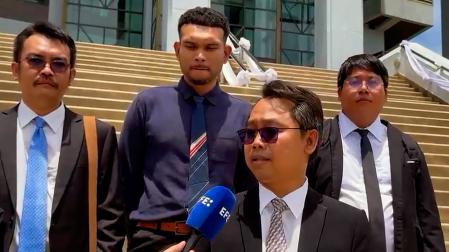 Aphichat Srinuel, abogado de Daniel Sancho, atiende a los medios a las puertas del Tribunal Provincial de Koh Samui, en Tailandia
