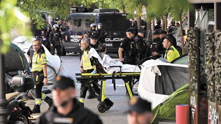 Maricarmen Abascal, que permanece hospitalizada por agotamiento extremo, en el momento en que se consumó su desahucio y fue sacada de su vivienda en camilla