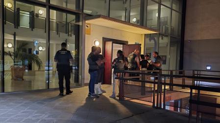 Efectivos de la Guardia Civil a las puertas del apartahotel de Bormujos donde un joven ha sido detenido tras matar presuntamente a puñaladas a una mujer