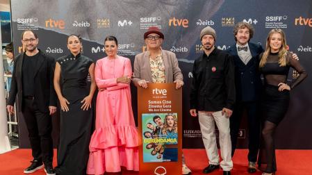 Jose Corbacho junto al equipo artístico de 'Burundanga'