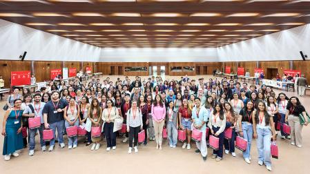 El nuevo alumnado de máster de la UPNA, con la vicerrectora de Estudiantes, Vida Universitaria y Compromiso Social, Begoña Pérez Eransus
