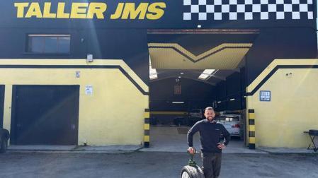 El joven Odei Juango Valera, delante de su taller JMS, abierto este año en Lakuntza junto a una de los accesos a la autovía A-10
