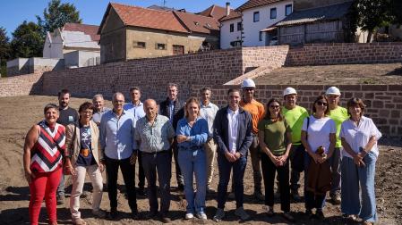 Visita a las obras de recuperación de las antiguas murallas de Burguete