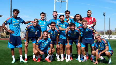 Varios futbolistas de la selección española tras un entrenamiento reciente
