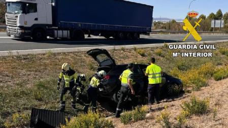 Uno de los turismo se ha salido de la vía tras la colisión por alcance