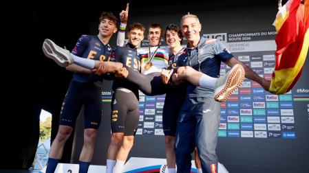La selección española juvenil sujeta al nuevo campeón del mundo, Benjamín Noval.