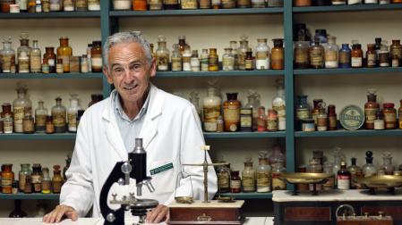 Pedro Iturria, farmacéutico en la botica de la calle Estafeta 87 de Pamplona