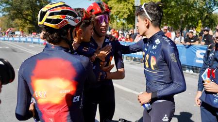 Héctor Álvarez, plata en la prueba de ruta sub-23, junto al resto de sus compañeros