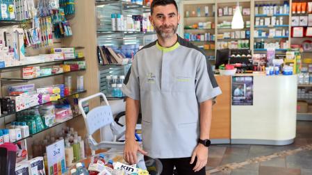 Urtzi Urionabarrenetxea en su farmacia de Urdiain.