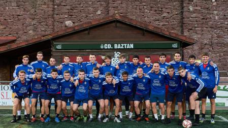 La plantilla y el cuerpo técnico del Baztan posa en Giltxaurdi antes de la sesión del pasado jueves