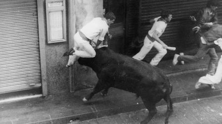 Momento en que ‘Rehilera’ coge a Stephen Townsend en la calle Estafeta