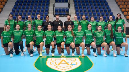 La primera plantilla femenina de Anaitasuna, que afronta desde este sábado 26 su tercera temporada consecutiva en la División de Honor Oro femenina.