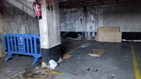 Restos este miércoles que dejan las personas sin hogar tras pasar la noche en el aparcamiento de la plaza de toros