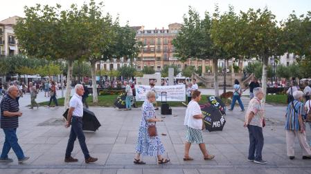 Un momento del Círculo del Silencio, este jueves 24 de septiembre en la plaza del Castillo de Pamplona
