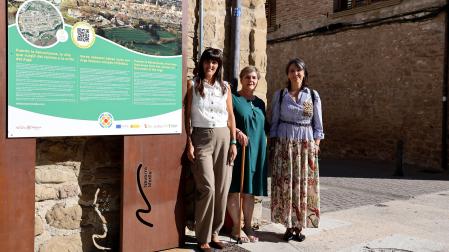 Desde la izda., Itziar Imaz, alcaldesa de Puente la Reina; Rosi Domingos, presidenta del Consorcio de la Zona Media; y la técnica María Amatriain con una de las nuevas señalizaciones en Puente la Reina
