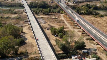 Imagen del viaducto del Tren de Alta Velocidad sobre el Ebro, a la izquierda, con el de la autopista AP-15 a su lado