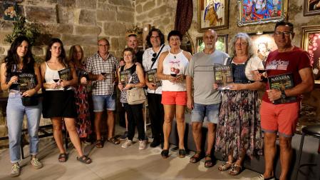 Los participantes en la visita guiada y la cata con la que se presentó en Olite el nuevo número de Conocer Navarra