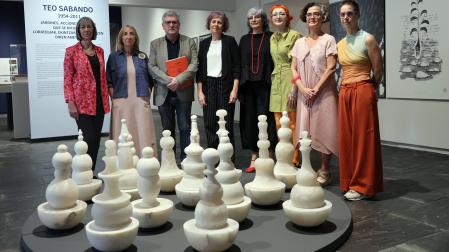 Susana Azofra (de negro y con collar rojo) y Marina Sabando, junto a Fernando Golvano, Rebeca Esnaola y Mercedes Jover. Delante, ‘El color blanco se esparce sobre la furia’