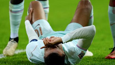 El delantero Kylian Mbappe se retiró lesionado durante el Francia-Turquía