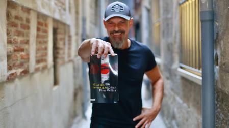 'La piel de una gota' es la novela número dieciséis que firma César Pérez Gellida. Casi toda su producción ha sido del género negro