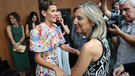 María Chivite (PSN) y Cristina Ibarrola (UPN), saludándose en 2023 con motivo de la investidura de la primera