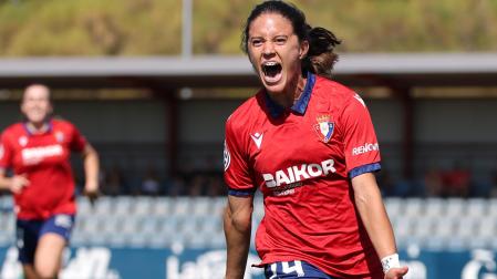 Nora de Torres celebra su gol desde el punto de penalti