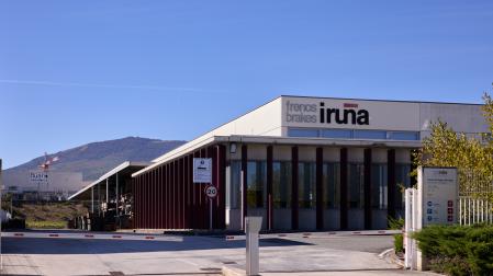 Exterior de Frenos Iruña, en el polígono Comarca 2 de Barbatain