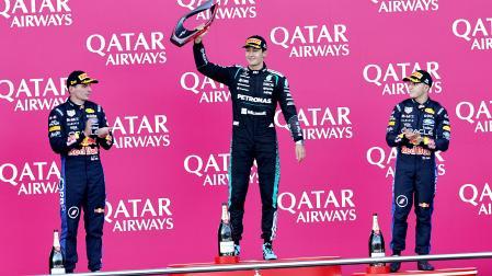 Podio del GP de Azerbaiyán con el vencedor George Russell (centro) Max Verstappen segundo (izda.) e Isack Hadjar, tercero (dcha.)