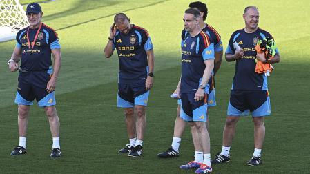 El seleccionador español, Luis de la Fuente (i), junto su equipo durante un entrenamiento en Las Rozas