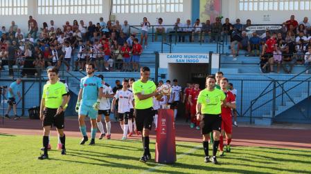 Los jugadores del Baztan saltan al campo junto al equipo arbitral y los del Atlético Calatayud