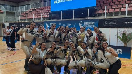 Las patinadoras júnior del CPA Noáin celebran el bronce.