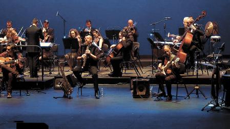 Componentes de Zorongo, junto a los músicos de la Orquesta Sinfonía Navarra.