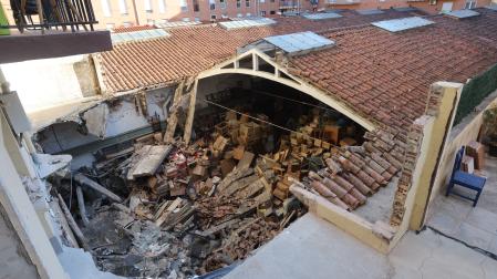 La terraza se hundió sobre el local y parte de la cubierta de su almacén también se vino abajo