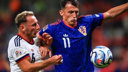 El rojillo Ante Budimir pelea por el balón con el jugador checo Vladimir Coufal
