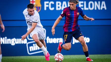 Omar Ugartemendia, lateral de la Peña Sport, defiende a Álex González, del Barcelona Atlètic