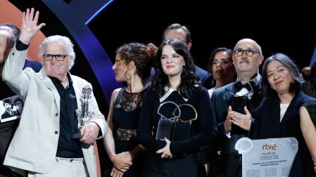 Los actores de la película con mas galardones 'Tender Loving Care', del británico Mike Leigh, Alice Baile (c) y Paul Jesson (i) posan con sus premios