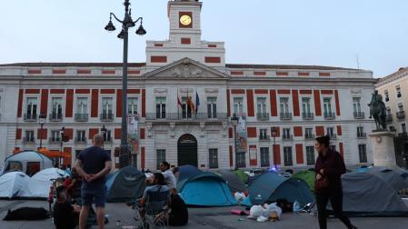 Decenas de tiendas instaladas a primera hora de este domingo en la Puerta del Sol